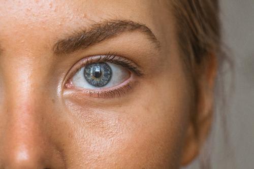 Для борьбы с отечностью под глазами стоит делать холодный компресс