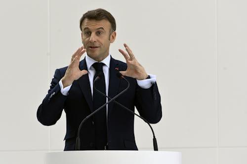 Spectator: французы, несмотря на усилия Макрона, не считают РФ главной угрозой